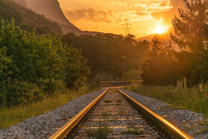 vias y atardecer